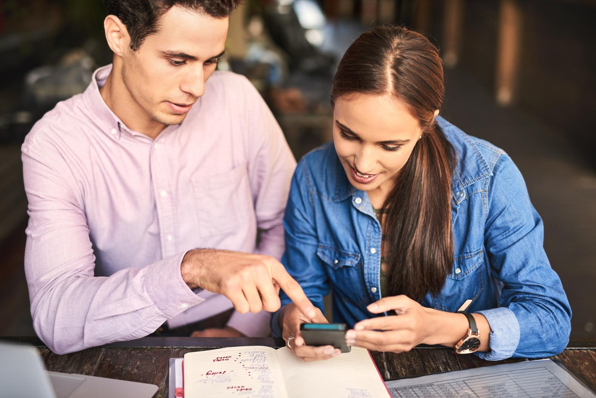 PINTURAS ARROYO - Contacto - phone woman man cafe business plan research meeting startup project development collaboration teamwo